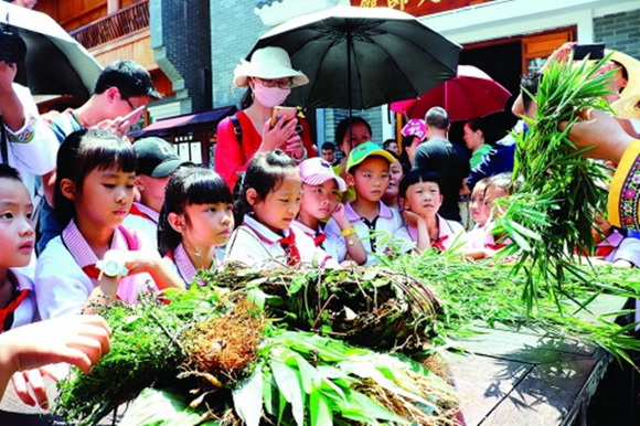 首届药王节“点亮”中医街