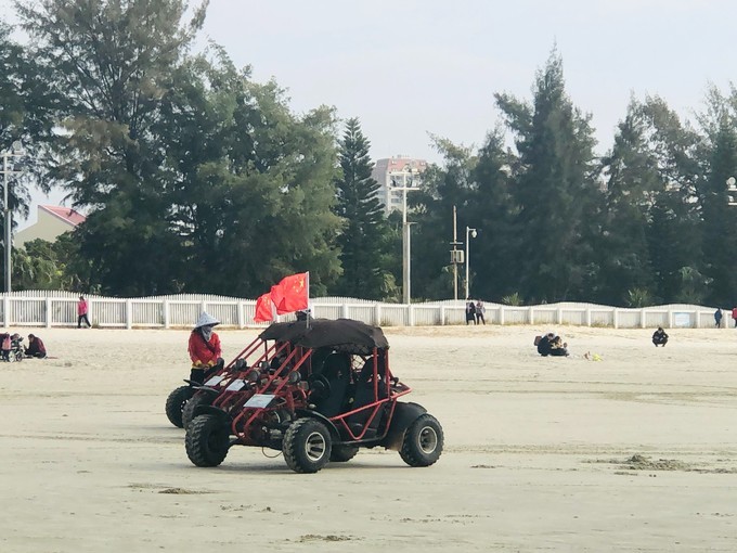 中国第一滩北海银滩，这里拥有细腻的银白色沙滩